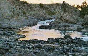 ... la rivière vient butter sur le contrefort d pêche à la mouche