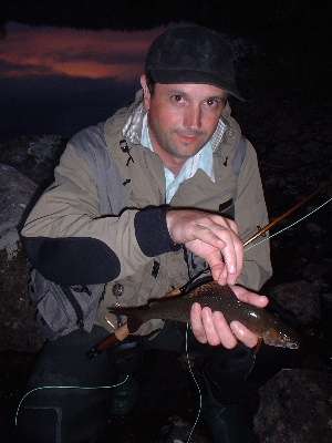 Jean-Louis avec un bel ombre pêche à la mouche