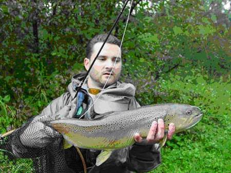 Lauteur avec une truite de 70 cm pêche à la mouche
