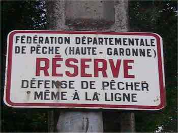 Attention au panneau...
